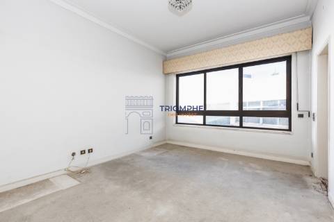 Moradia Independente Com Piscina - Parede