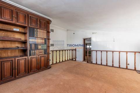 Moradia Independente Com Piscina - Parede