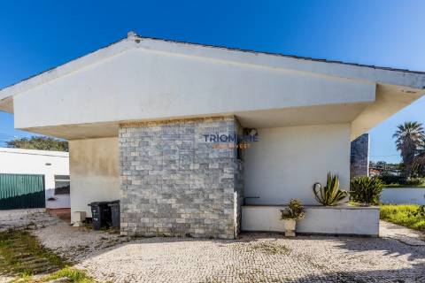 Moradia Independente Com Piscina - Parede