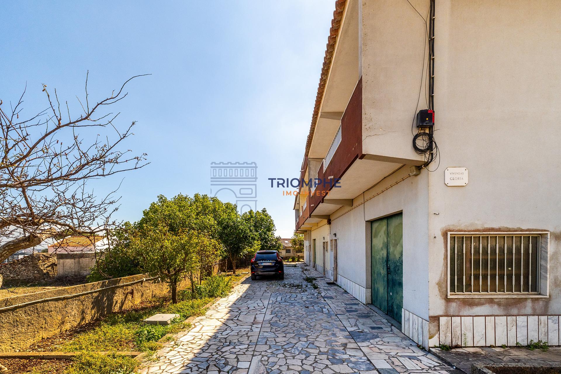 Moradia T3 em banda Famões Investimento