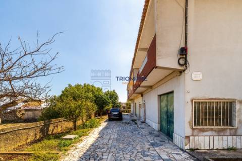 Moradia T3 em banda Famões Investimento