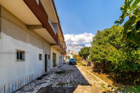 Moradia T3 em banda Famões Investimento
