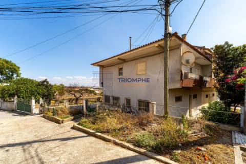 Moradia T3 em banda Famões Investimento