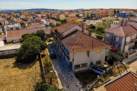 Moradia T3 em banda Famões Investimento