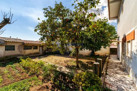 Moradia T3 em banda Famões Investimento