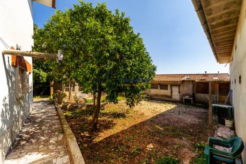 Moradia T3 em banda Famões Investimento