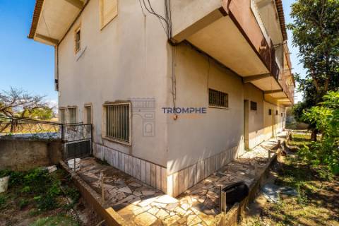 Moradia T3 em banda Famões Investimento