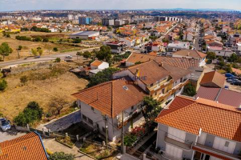 Moradia T3 em banda Famões Investimento