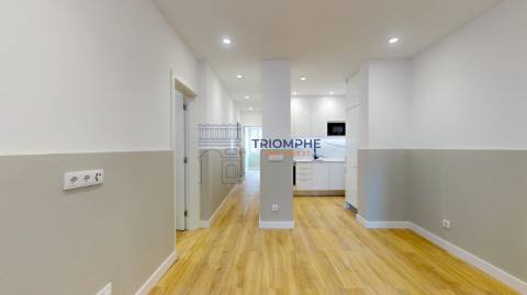 Apartamento T2 Renovado - Campolide