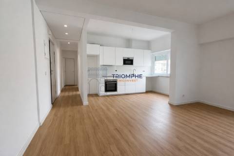 Apartamento T2 Totalmente Renovado com Arrecadação