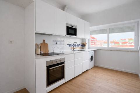 Apartamento T2 Totalmente Renovado com Arrecadação