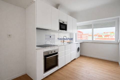Apartamento T2 Totalmente Renovado com Arrecadação