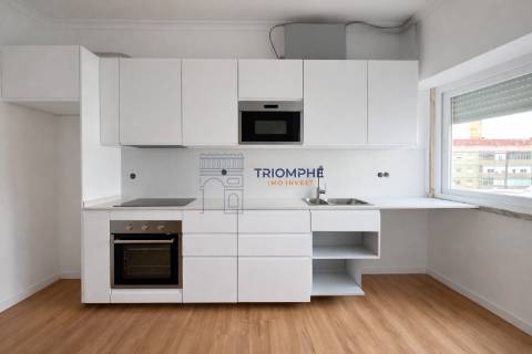 Apartamento T2 Totalmente Renovado com Arrecadação