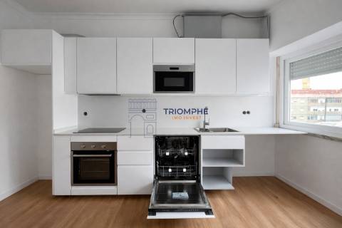 Apartamento T2 Totalmente Renovado com Arrecadação