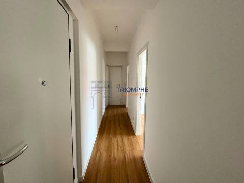 Apartamento T2 Totalmente Renovado com Arrecadação