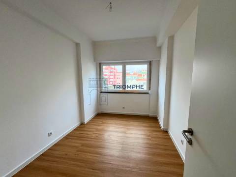 Apartamento T2 Totalmente Renovado com Arrecadação