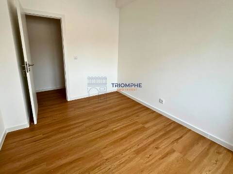 Apartamento T2 Totalmente Renovado com Arrecadação