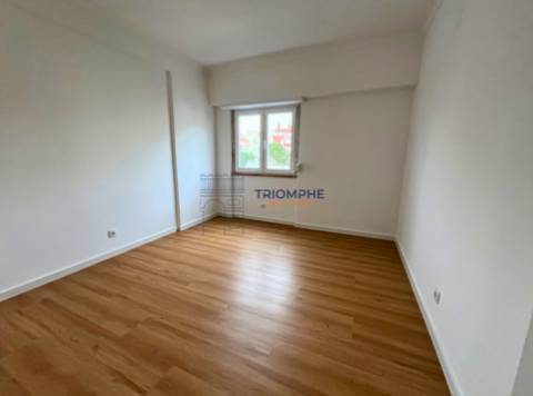 Apartamento T2 Totalmente Renovado com Arrecadação