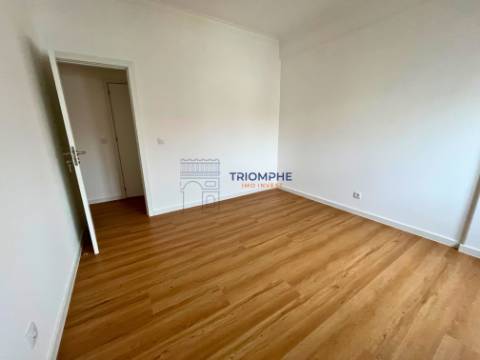 Apartamento T2 Totalmente Renovado com Arrecadação