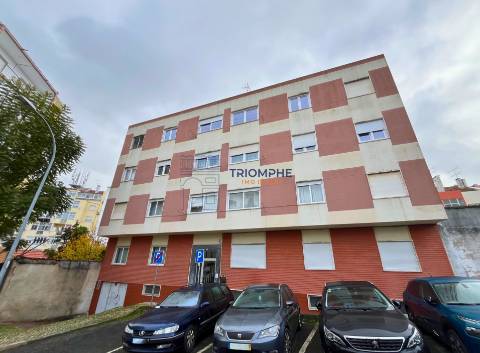 Apartamento T2 Totalmente Renovado com Arrecadação