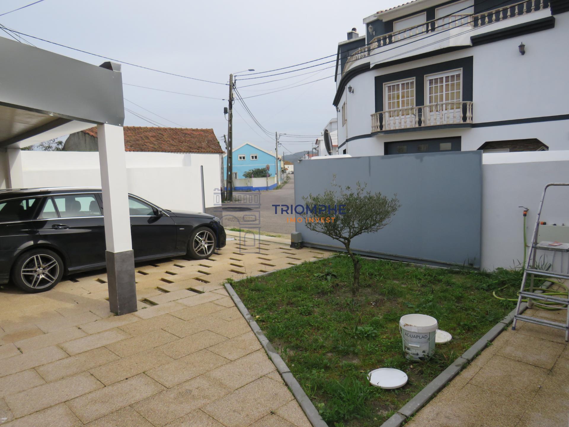 Moradia T3 em Alfeizerão com Páteo Privativo