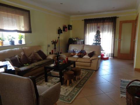 Moradia T4 com Piscina - Lapas - Torres Novas