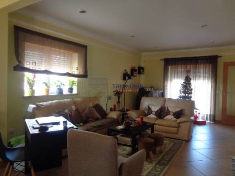 Moradia T4 com Piscina - Lapas - Torres Novas