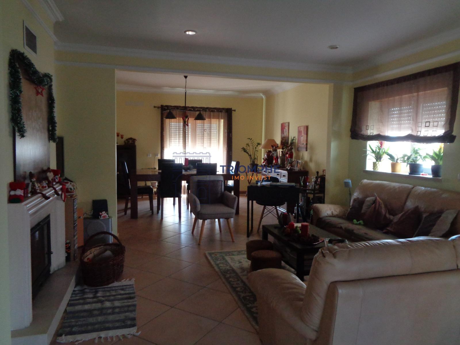 Moradia T4 com Piscina - Lapas - Torres Novas