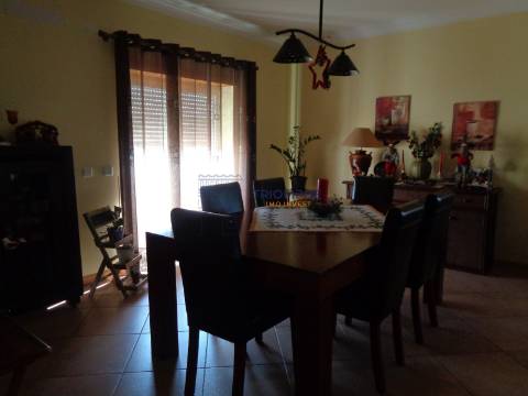 Moradia T4 com Piscina - Lapas - Torres Novas