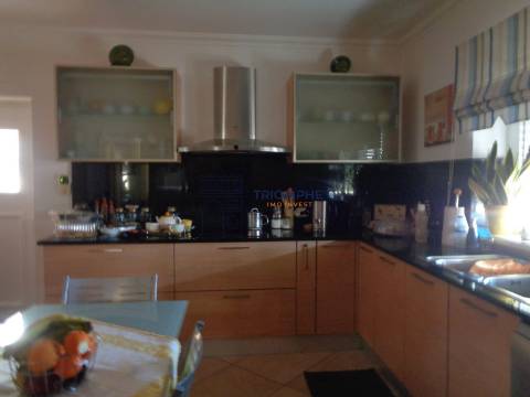 Moradia T4 com Piscina - Lapas - Torres Novas