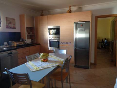 Moradia T4 com Piscina - Lapas - Torres Novas