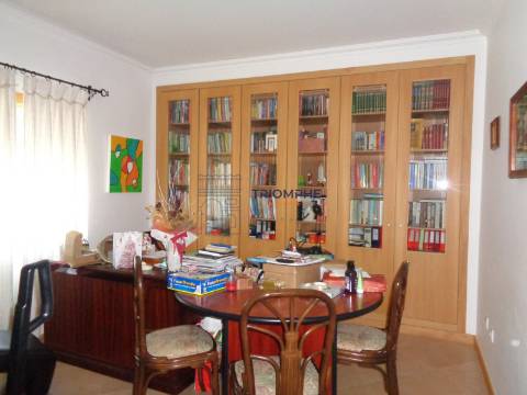 Moradia T4 com Piscina - Lapas - Torres Novas