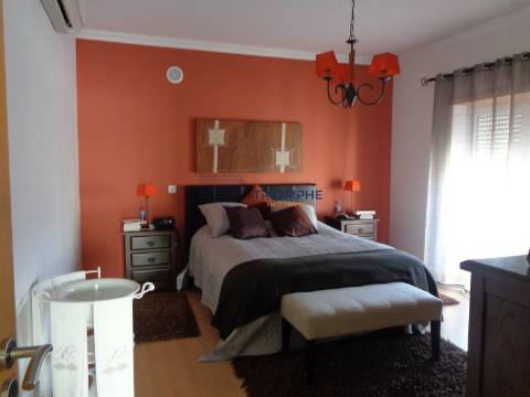 Moradia T4 com Piscina - Lapas - Torres Novas