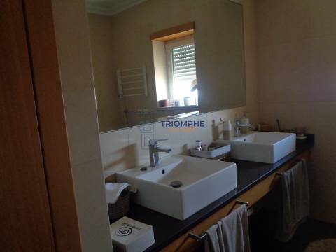 Moradia T4 com Piscina - Lapas - Torres Novas