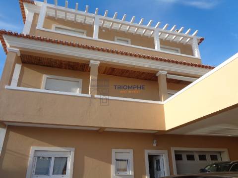 Moradia T4 com Piscina - Lapas - Torres Novas