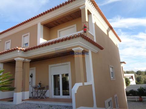 Moradia T4 com Piscina - Lapas - Torres Novas