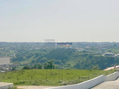 Terreno com Projeto Aprovado para 8 Moradias Geminadas T3 – Batalha