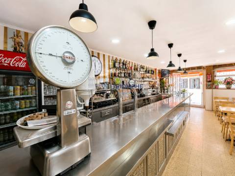 Espaço Comercial com Fração Habitacional na Amadora