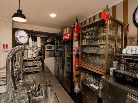 Espaço Comercial com Fração Habitacional na Amadora