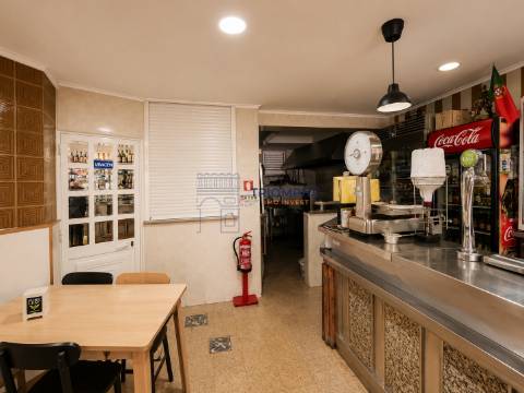 Espaço Comercial com Fração Habitacional na Amadora