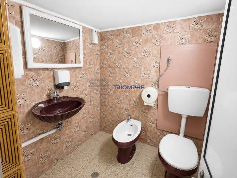 Espaço Comercial com Fração Habitacional na Amadora