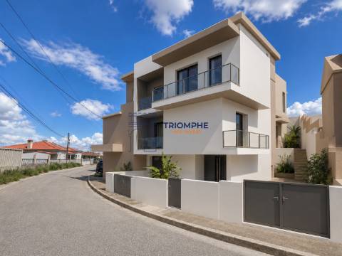Moradia T5+2 com Piscina e Vista Rio em Santa Iria de Azoia