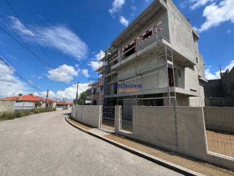 Moradia T5+2 com Piscina e Vista Rio em Santa Iria de Azoia
