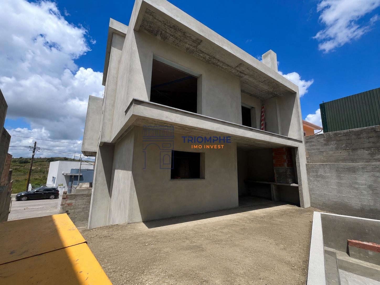 Moradia T5+2 com Piscina e Vista Rio em Santa Iria de Azoia