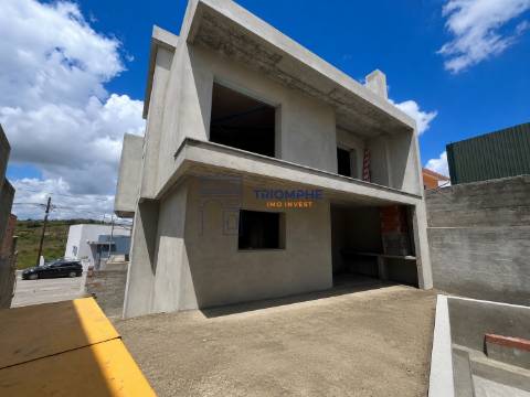 Moradia T5+2 com Piscina e Vista Rio em Santa Iria de Azoia