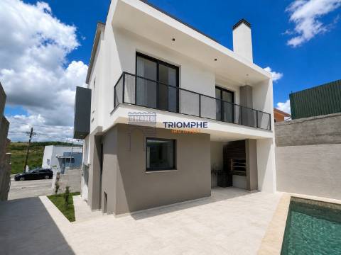Moradia T5+2 com Piscina e Vista Rio em Santa Iria de Azoia