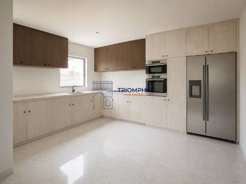 Moradia T5+2 com Piscina e Vista Rio em Santa Iria de Azoia