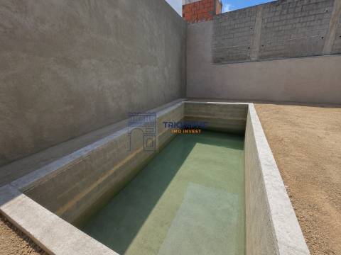 Moradia T5+2 com Piscina e Vista Rio em Santa Iria de Azoia