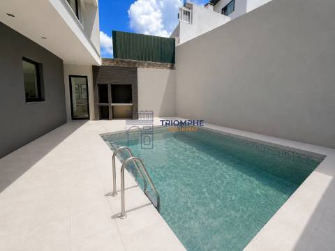 Moradia T5+2 com Piscina e Vista Rio em Santa Iria de Azoia