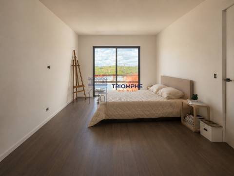Moradia T5+2 com Piscina e Vista Rio em Santa Iria de Azoia